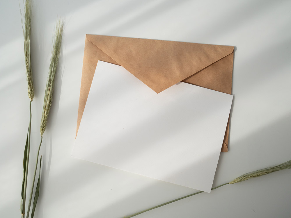 Photo d'une enveloppe et d'une lettre.