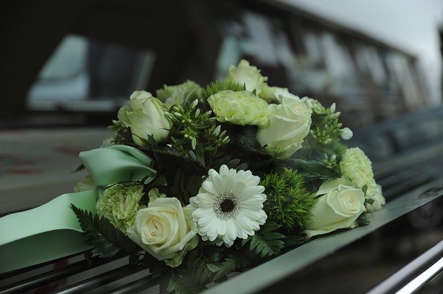 Photo d'une fleur sur un cercueil.